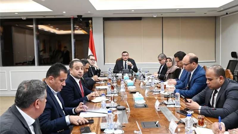 وزير الإسكان يتابع مشروعات المماشي السياحية بعدد من المدن الجديدة