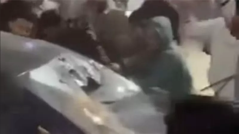 تسبب في وفاة شخص ودهس آخرين.. الأهالى يحطمون سيارة سائق ويسلمونه للشرطة بفيصل 