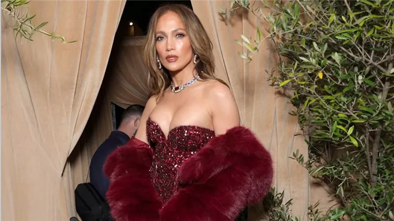 العالمية جينيفر لوبيز بإطلالة فخمة خلال حفل Vanity Fair