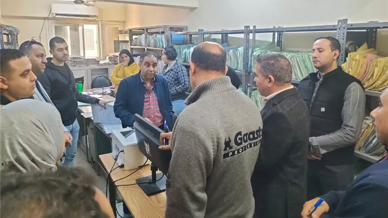 وكيل صحة أسيوط خلال جولة بالمديرية يوجه بسرعة الانتهاء من ميكنة ملفات العاملين
