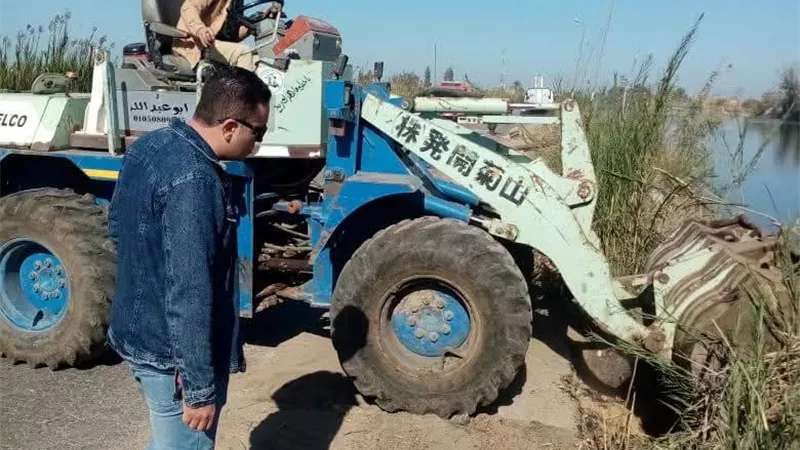 إعادة زراعه 3 أعمدة إنارة واستعدال 6 أخرى بطريق الرياح بكوم حمادة