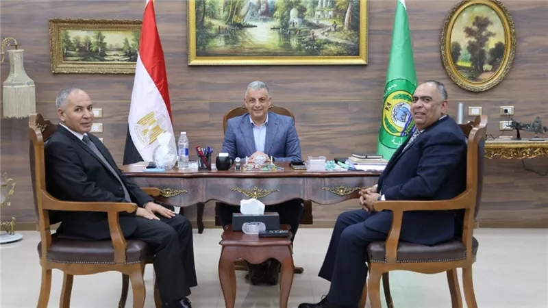 محافظ الإسماعيلية يستقبل وفد البنك الزراعي المصري لمناقشة عدد من المبادرات