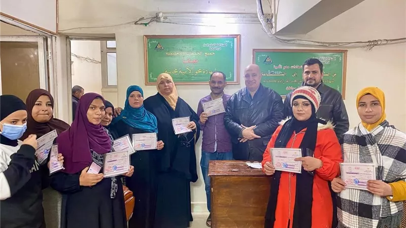 ضمن مبادرة «مصانع بلا أميه» تعليم الكبار بالشرقية تكرم 435 عاملا اتموا الدراسة