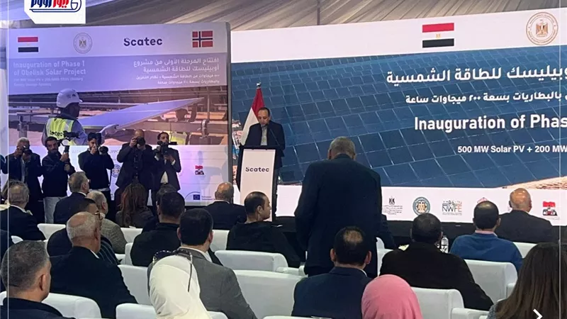 أول صور من داخل مؤتمر رئيس الوزراء ومرافقيه لافتتاح محطة الطاقة الشمسية بقنا