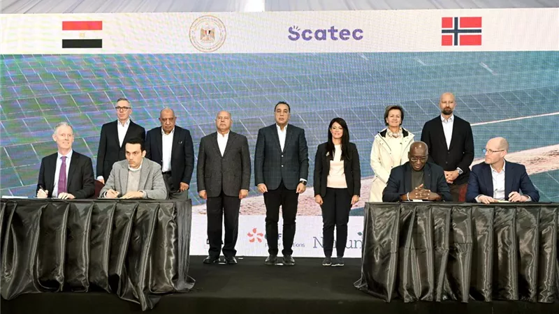 رئيس الوزراء يشهد توقيع اتفاقيات التمويل المبدئية لمشروع ڤالي للطاقة المستدامة