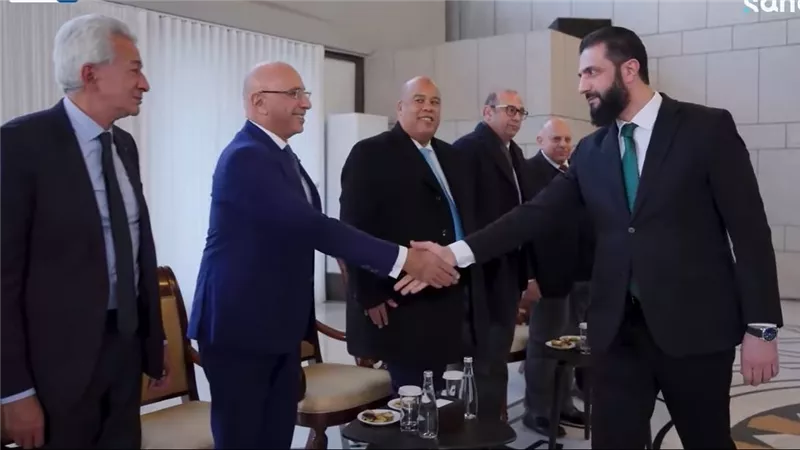 احنا رُمانة الميزان .. خبيرة لغة جسد تحلل نظرات الشرع للوفد المصري 