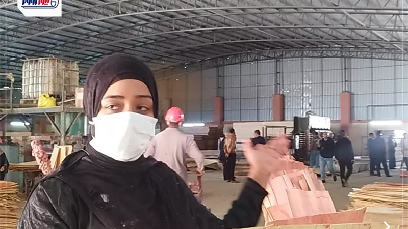 قنائية تعمل بمصنع للاخشاب: تركت التعليم بسبب العادات والتقاليد |فيديو