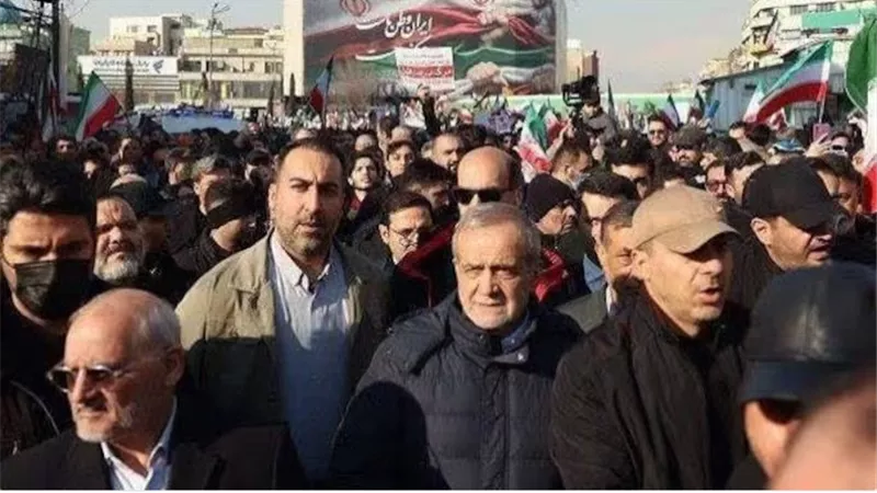 مسعود بزشكيان يشارك في التظاهرة المؤيدة للنظام الإيراني في طهران