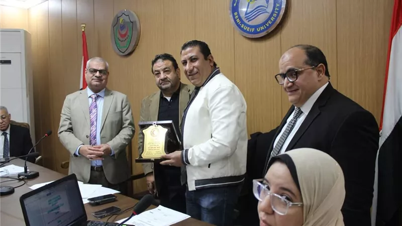 جامعة بني سويف تُثمن جهود العاملين وتطلق خطط توسعات الأقسام الحيوية
