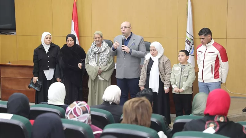 محافظ بني سويف يلتقي الشباب ويكرم أسرة الفقيد محمد معبد العزيز حسين