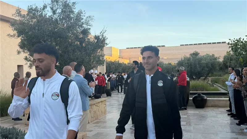 موظفو فندق إقامة منتخب مصر بأكادير يودعون الفريق بممر شرفي |صور