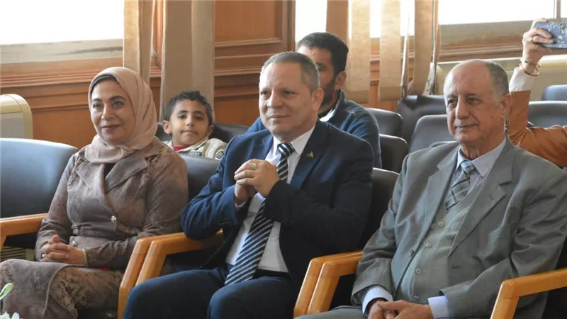 رئيس جامعة دمياط يشيد برسالة دكتوراه لتطوير بيئة رياض الأطفال