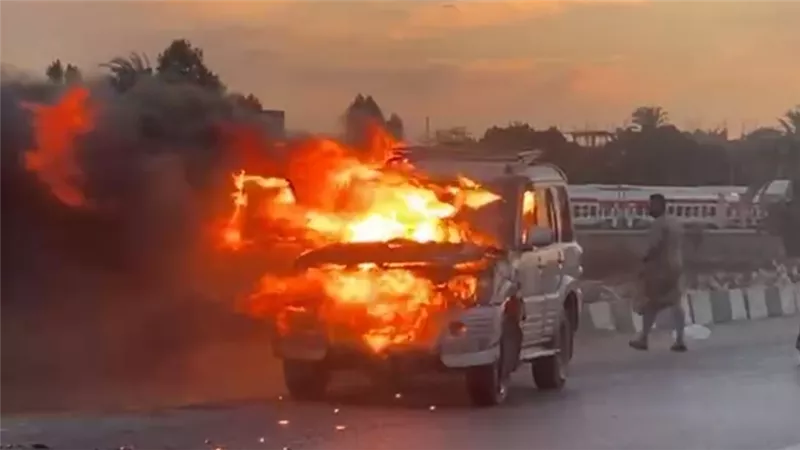 نجاة سائق بمعجزة بعد احتراق سيارة فاخرة بالكامل على طريق الطود