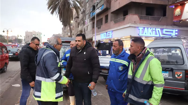 رئيس الصرف الصحي بالإسكندرية يتفقد العامرية والعجمي لمتابعة آثار النوة
