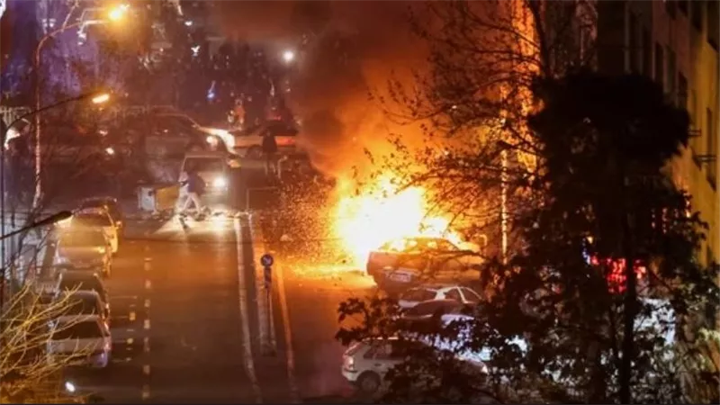 السفارة الأمريكية تحذر مواطنيها من البقاء في إيران وتصدر أوامر بالمغادرة فورًا