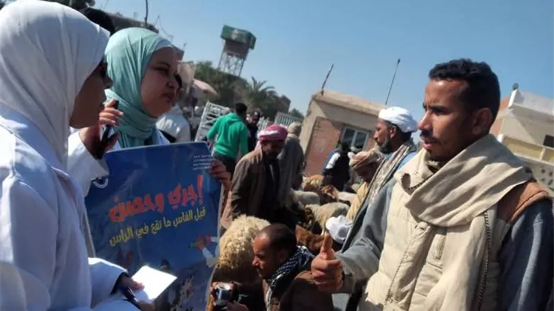 متابعة سوق الأغنام بقرية الألبان الجديدة وتحصين الحيوانات ضد الأمراض الوبائية 
