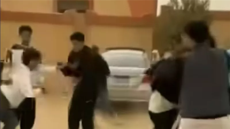 الأمن يفحص فيديو مشاجرة بالأسلحة البيضاء بين طلبة أمام مدرسة بحدائق أكتوبر 