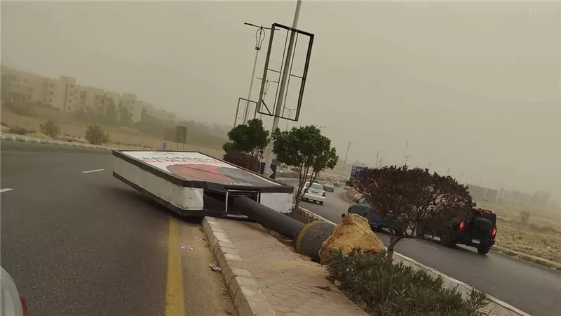 مدينة العبور بالقليوبية تحت الخطر.. إعلانات متهالكة وتلوث خانق وبلاغات استغاثة