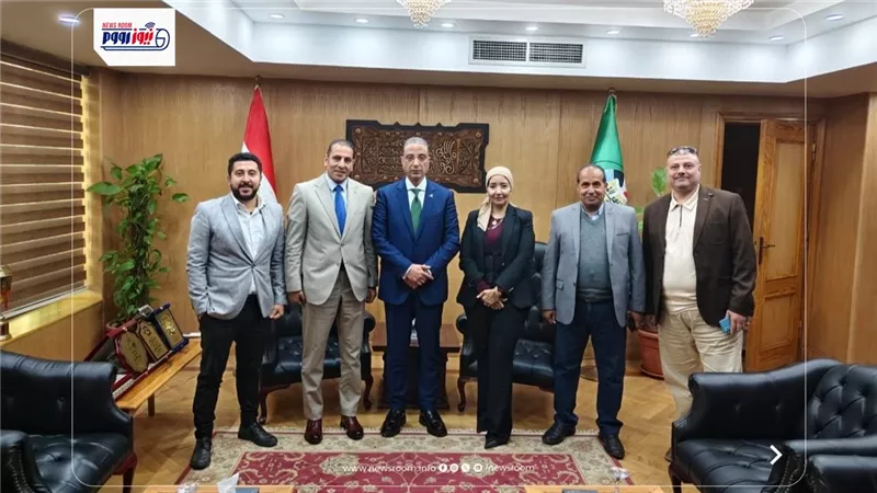 محافظ الفيوم يلتقي وفداً من 