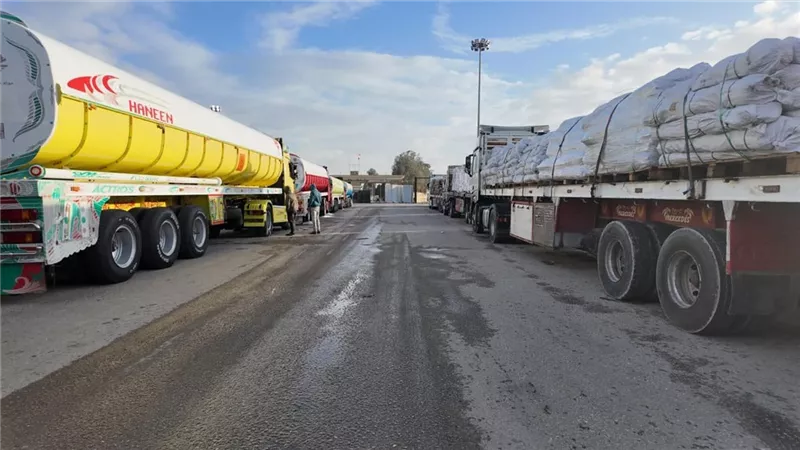 لسوء الأحوال الجوية.. الهلال الأحمر يدفع بـ2000 خيمة ومستلزمات إغاثية إلى غزة