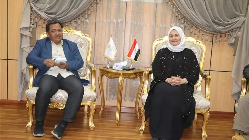 مستشارة شيخ الأزهر للوافدين تلتقي رئيس اتحاد مراكز اللغة في إندونيسيا