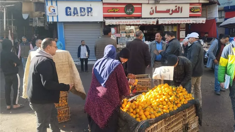 رفع 585 حالة إشغال طريق خلال حملة موسعة بمدينة كوم حمادة
