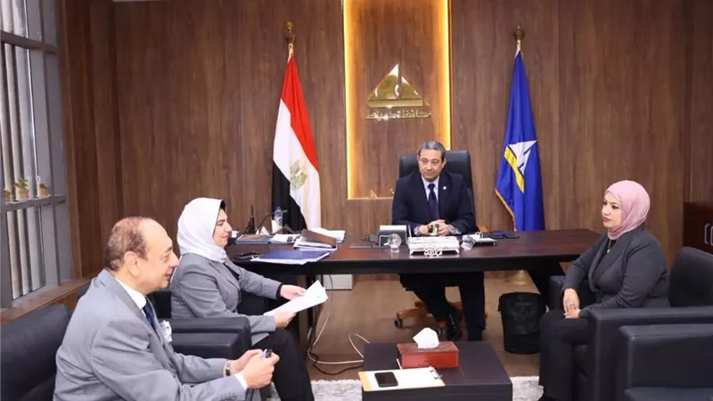 محافظ دمياط يبحث مع معهد علوم البحار مواجهة تآكل الشواطئ والكوارث الطبيعية