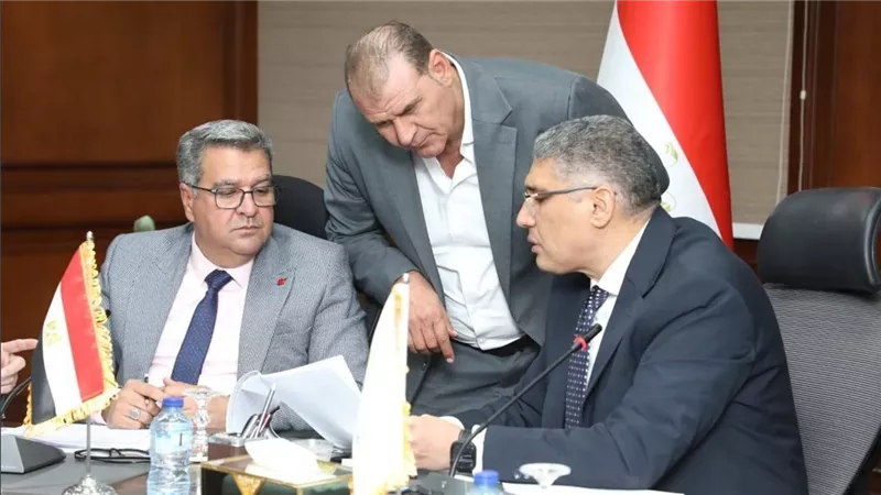 محافظ الجيزة يناقش شكاوى المواطنين ويوجه بحلول فورية خلال اللقاء الأسبوعي