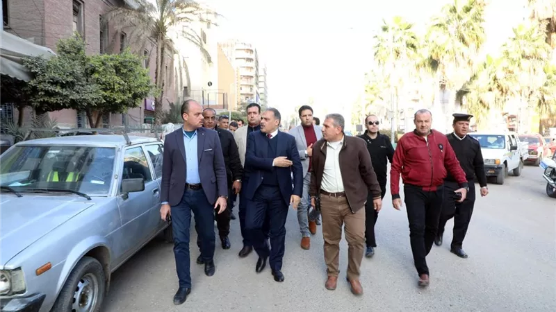 محافظ الشرقية: بدء أعمال الرصف وتركيب بلاط الإنترلوك بالشوارع لتحسين السيولة 
