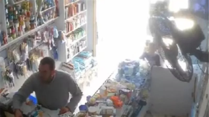 فيديو صادم داخل صيدلية بالغربية.. الأمن يفحص واقعة اعتداء على طالبة