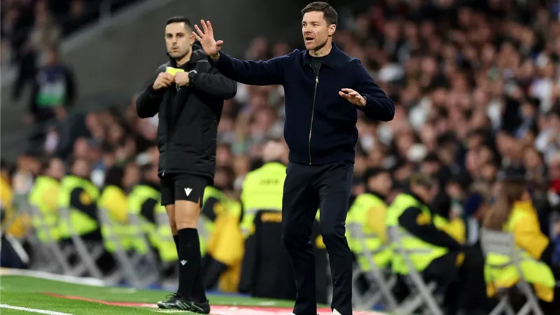تشابي ألونسو يعود إلى إنجلترا بعد إقالته من ريال مدريد
