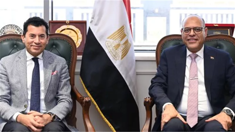 وزير العمل يهنئ وزير الشباب والرياضة برئاسة تنفيذي وزراء الشباب العرب