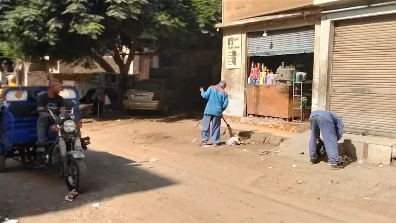طاهر الخولي يواصل متابعة لأعمال رفع القمامة والمخلفات من شوارع مصر القديمة