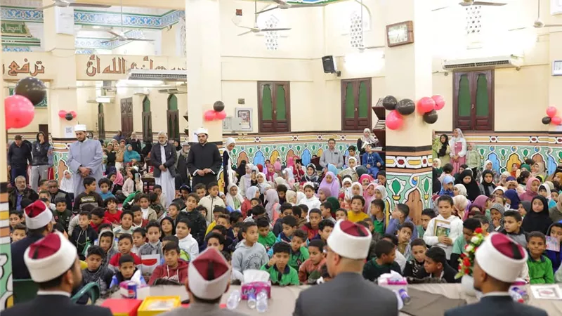 تحفهم الملائكة.. مديرية أوقاف السويس تكرّم حفظة كتاب الله بالجناين