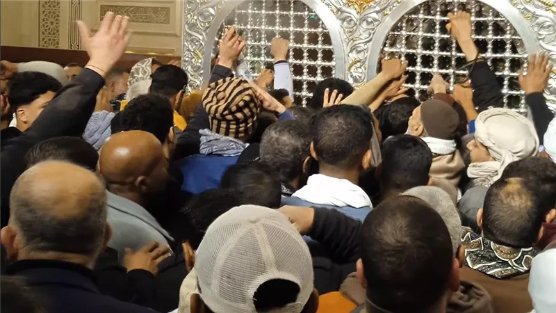 حشود من المحبين في الليلة الختامية لمولد السيدة زينب|صور