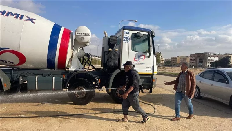 جهاز مدينة العبور يشن حملات مكثفة لرفع الإشغالات وضبط سيارة خرسانة مخالفة 