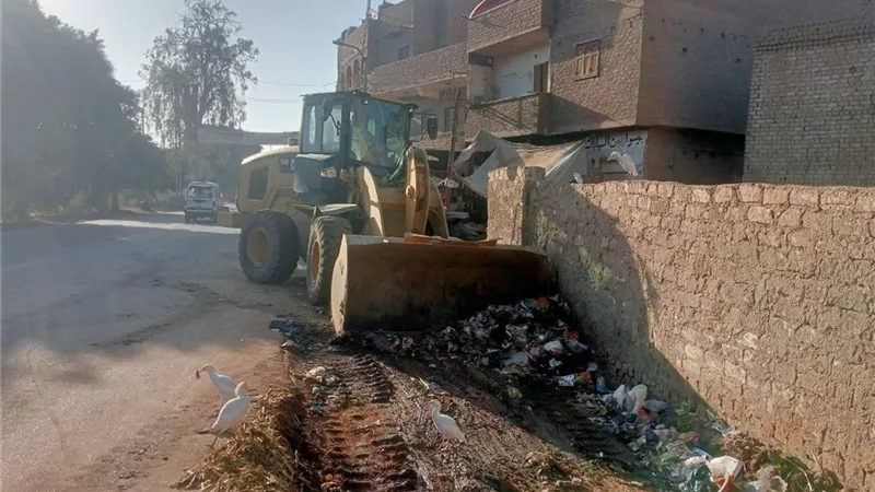 محافظ أسيوط يشدد على تكثيف حملات النظافة ويرفع 66 طن مخلفات بقرية الحمام في أب