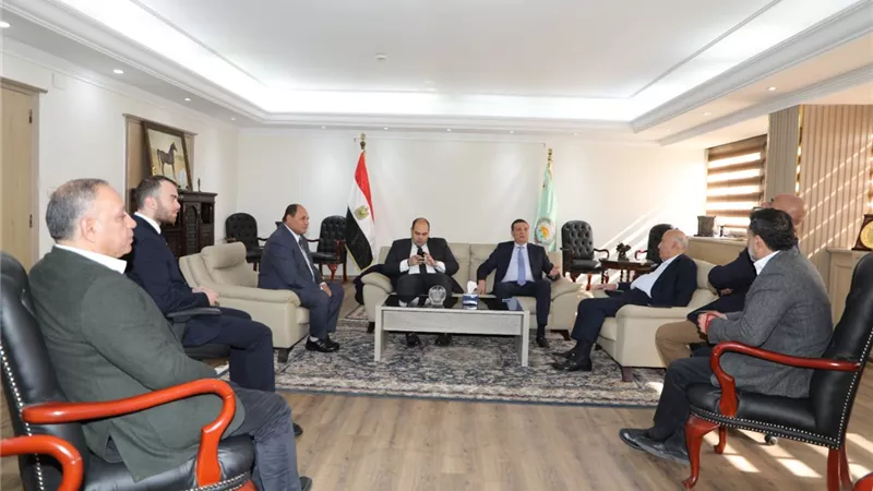 وزير الزراعة ورئيس «حماية المنافسة» يبحثان مع اتحاد الدواجن آليات ضبط السوق 