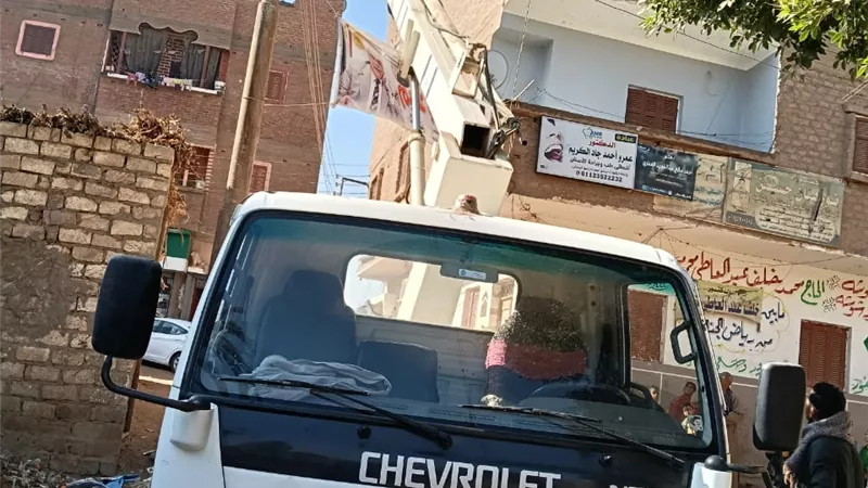 محافظ أسيوط: صيانة وتركيب كشافات كهرباء لرفع كفاءة منظومة الإنارة بقرية دوينة 