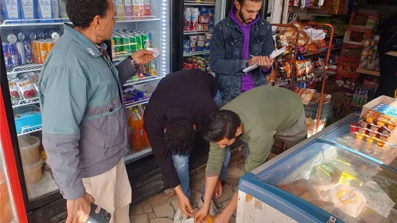 حملة موسعة للسلامة الغذائية بالزرقا تسفر عن محاضر وإعدام أغذية فاسدة