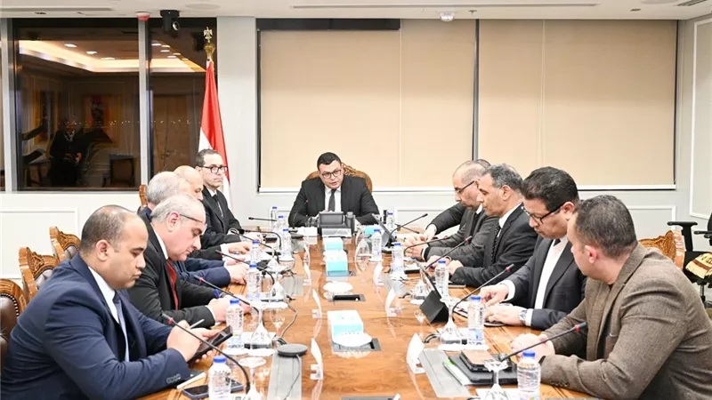 وزير الإسكان يلتقي وفداً من شركة (Saint-Gobain) الفرنسية لبحث أوجه التعاون