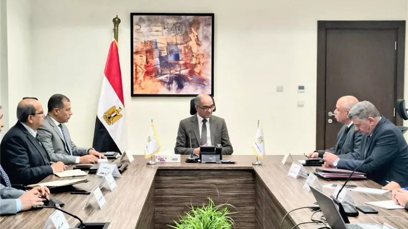 نائب وزير الإسكان يتابع سير العمل  بعدد من الملفات الاستراتيجية لقطاع المرافق