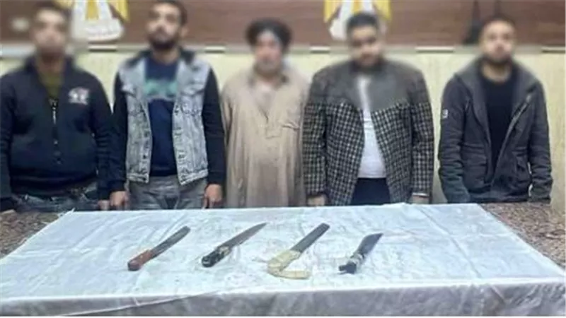    بسبب خلافات تجارية.. ضبط 6 أشخاص وبحوزتهم أسلحة بيضاء في مشاجرة بالقاهرة