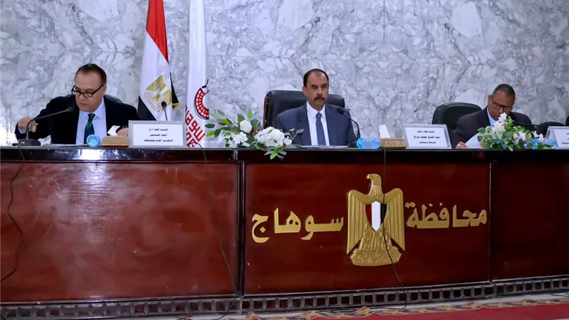محافظ سوهاج يناقش الموقف التنفيذي لملفات التقنين والتصالح والمتغيرات المكانية 