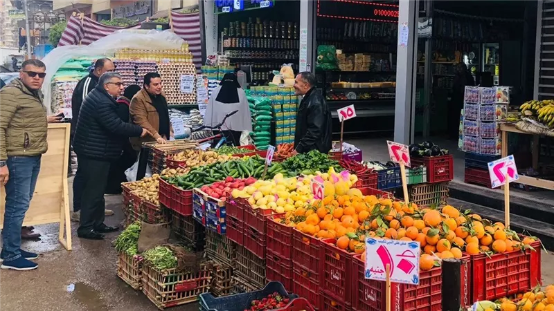 محافظ الدقهلية يتفقد المعرض الدائم للسلع الغذائية بشارع عبد السلام عارف 