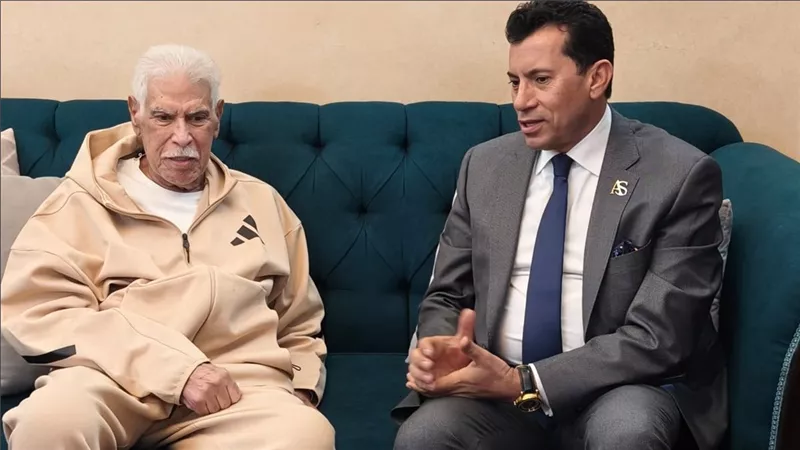 وزير الشباب والرياضة يطمئن على الحالة الصحية للكابتن حسن شحاتة