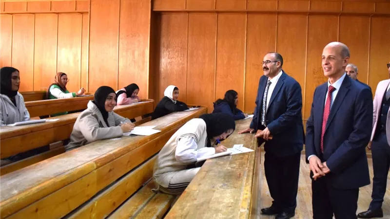 بيئة امتحانية مثالية للطلاب.. جولة تفقدية لرئيس جامعة بني سويف داخل الكلية