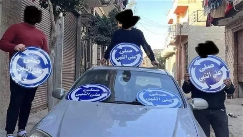 ليه بنصلي على النبي وبننسى أخلاقه؟.. أميرة مكاوي تفتح النار على حملة اليافطات