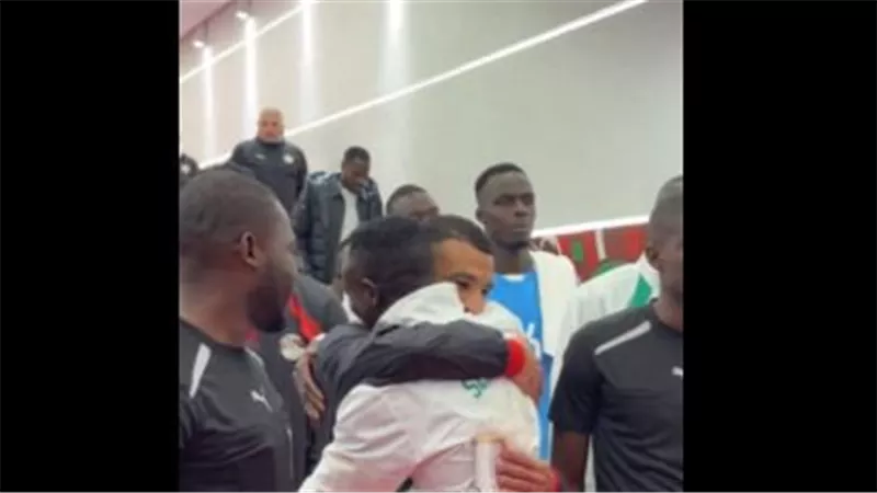 عناق حار بين صلاح وساديو ماني قبل معركة مصر والسنغال بأمم أفريقيا
