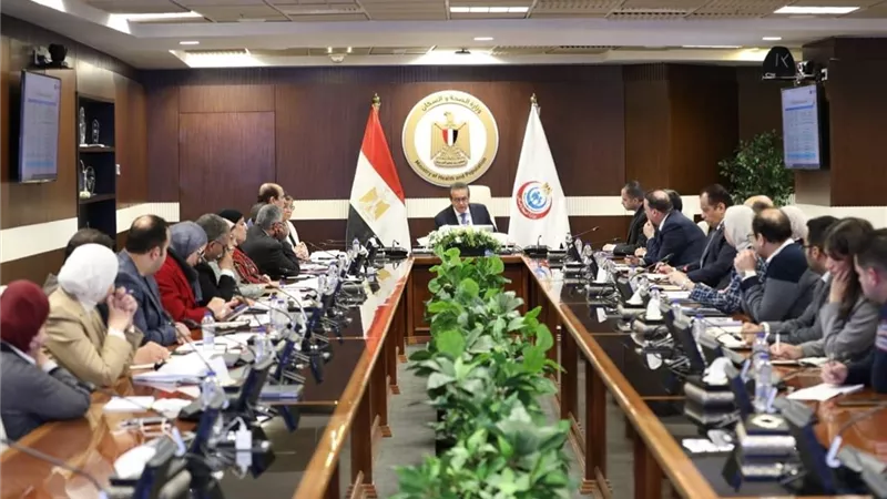 وزير الصحة يناقش الخطة الاستثمارية لقطاع الصحة للعام المالي 2026/2027